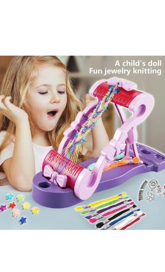 صورة مجموعة صنع الأساور والمجوهرات هذه هي أداة إبداعية مخصصة للأطفال، وتتضمن آلة لنسج الخيوط لصنع الأساور الملونة والفريدة.